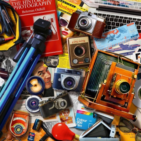 Régi fényképezőgépek az asztalon