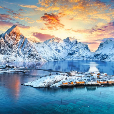 Napkelte Sakrisøy-n, Lofoten, Norvégia