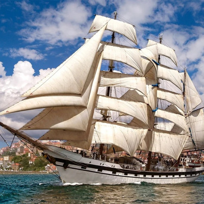 Tall Ship elhagyja a kikötőt